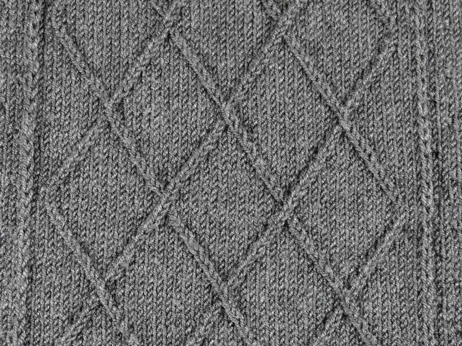 Diamond pattern using left and right twist stitches