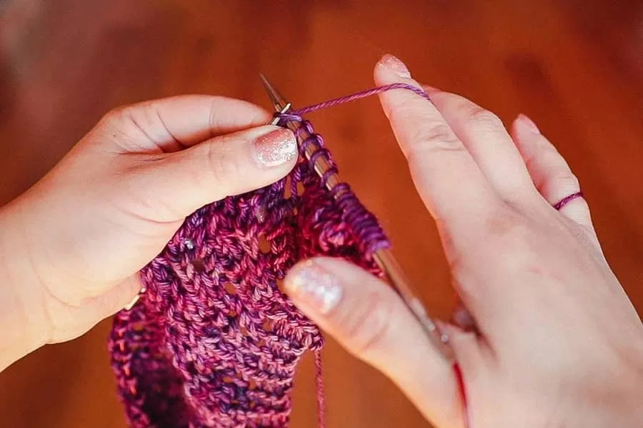 Lever knitting with circular needles